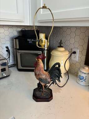 Rustic Farmhouse Resin Rooster Table Lamp on Wooden Base